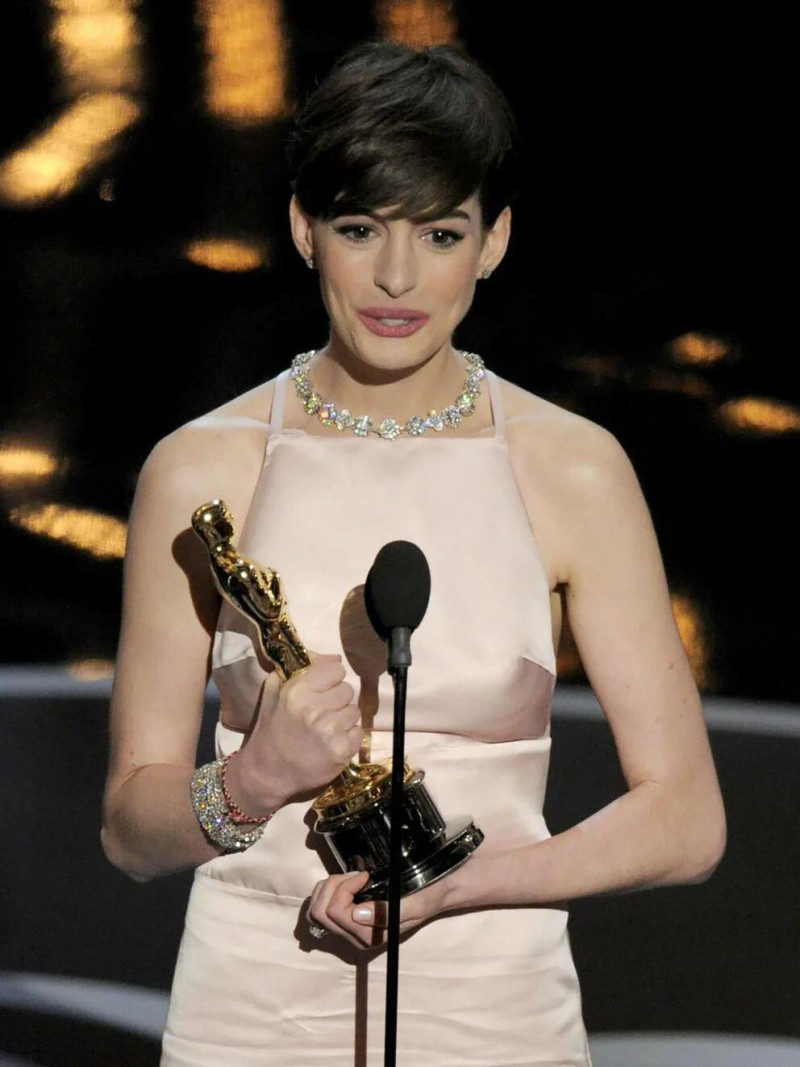 Anne Hathaway habló sobre cómo el odio que estaba recibiendo a principios de la década de 2010, creció luego de ganar su estatuilla de los Oscar por su papel en "Los Miserables".