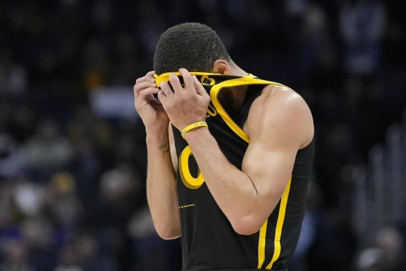 El base de los Warriors de Golden State Stephen Curry se cubre la cara con la camiseta durante el encuentro ante los Pacers de Indiana.