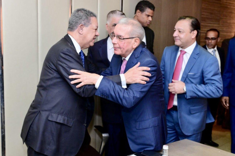 Los exmandatarios Leonel Fernández y Danilo Medina se abrazan.