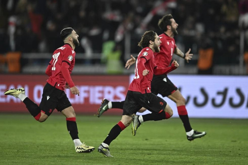 Jugadores de Georgia celebran tras ganar la tanda de penales ante Grecia en el repechaje al Campeonato Europeo de Alemania 2024.