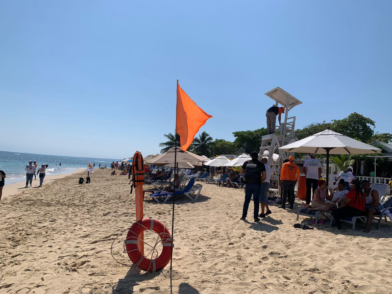 Bandera amarilla por el peligro del oleaje