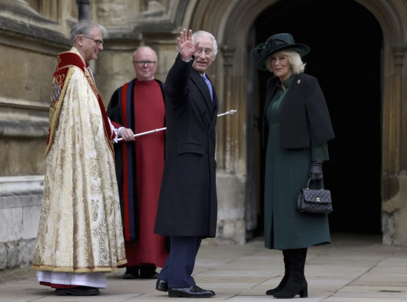El rey de Inglaterra, Carlos III, en el centro, y la reina Camilla llegan a la misa de Pascua en la capilla de San Jorge en el castillo de Windsor, Inglaterra, el domingo 31 de marzo de 2024.