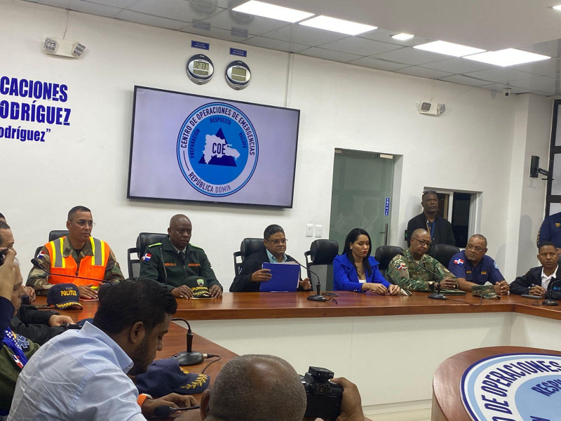 Fotografía muestra autoridades del Centro de Operaciones de Emergencias (COE) en lectura de consolidado de operativo de Semana Santa 2024.