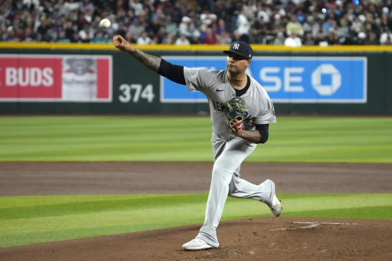 Luis Gil, lanzador de los Yankees de Nueva York, lanza en contra de los Diamondbacks de Arizona durante la primera entrada del juego de béisbol.