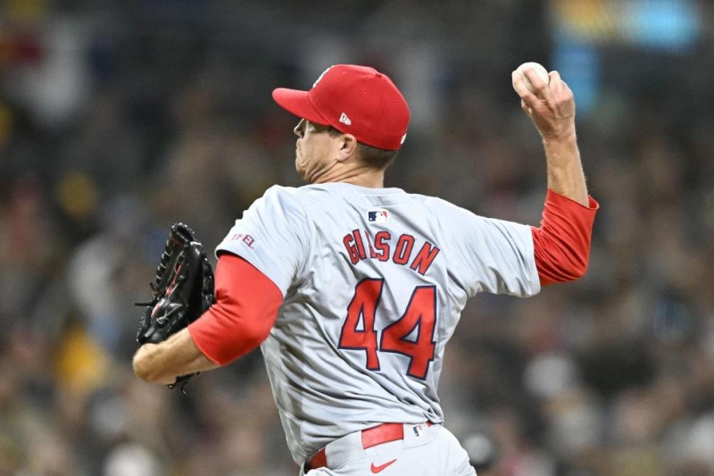 El pitcher abridor de los Cardenales de San Luis Kyle Gibson lanza en el séptimo inning de su juego de béisbol contra los Padres de San Diego.