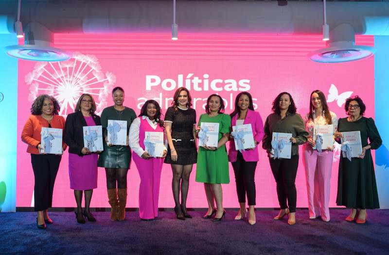 Noelia García de Pereyra, presidente del Voluntariado Banreservas, reconoce a las dominicanas destacadas en la política, residentes en Estados Unidos.