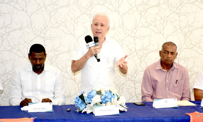 El senador Antonio Taveras, de la Provincia de Santo Domingo, al centro, ofrece detalles del TBS 2024, junto a William Cabral y José Esteban Borromé.