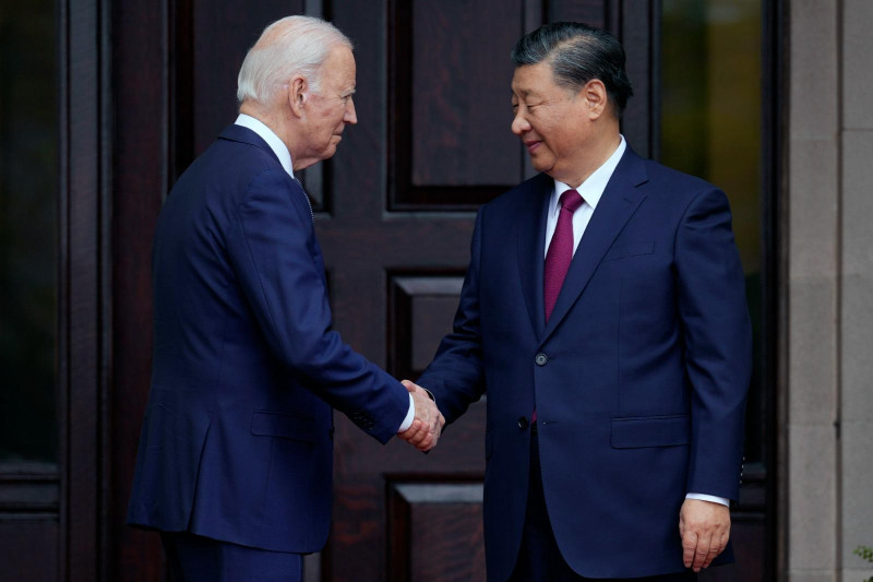 El presidente estadounidense Joe Biden saluda al presidente chino Xi Jinping en Filoli Estate en Woodside, California, el 15 de noviembre de 2023.