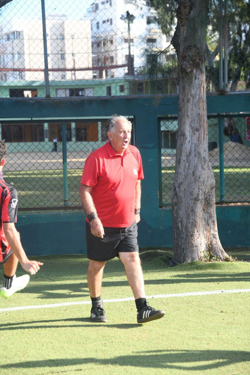 Jorge Rolando Bauger mientras imparte una sesión de entrenamiento en su academia de fútbol.