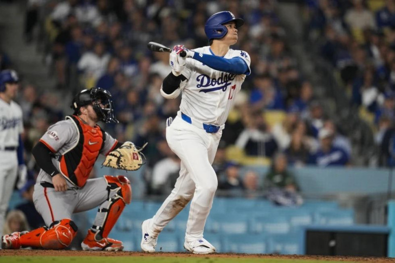 El japonés Shohei Ohtani, bateador designado de los Dodgers de Los Ángeles, conecta un jonrón en el encuentro ante los Gigantes de San Francisco.