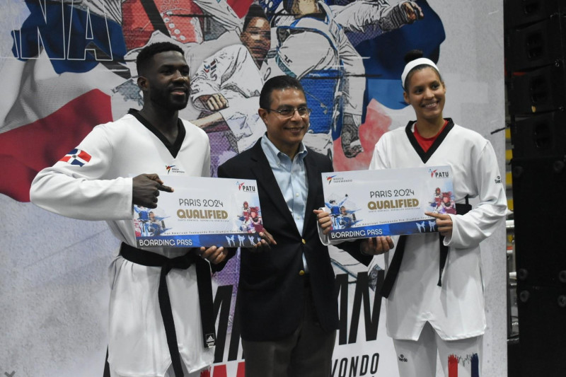Bernardo Pie y Madelyn Rodríguez, acompañados de Miguel Camacho, exhiben orgullosos los boletos olímpicos.