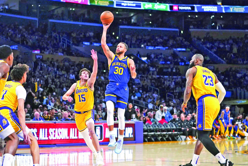 Stephen Curry, de los Warriors, se eleva en busca de un canasto durante el partido del martes frente a los Lakers de Los Angeles en el baloncesto de la NBA.
