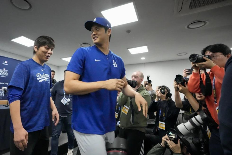 Shohei Ohtani (derecha) de los Dodgers de Los Ángeles y su intérprete Ippei Mizuhara tras una rueda de prensa, el 16 de marzo de 2024, en Seúl.