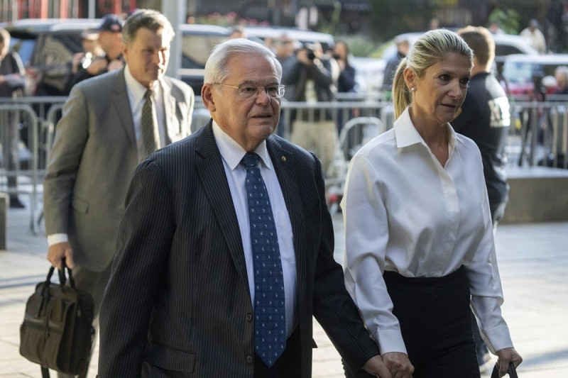 El senador federal demócrata Bob Menendez y su esposa Nadine Menendez llegan a un tribunal federal, el 27 de septiembre de 2023, en Nueva York.