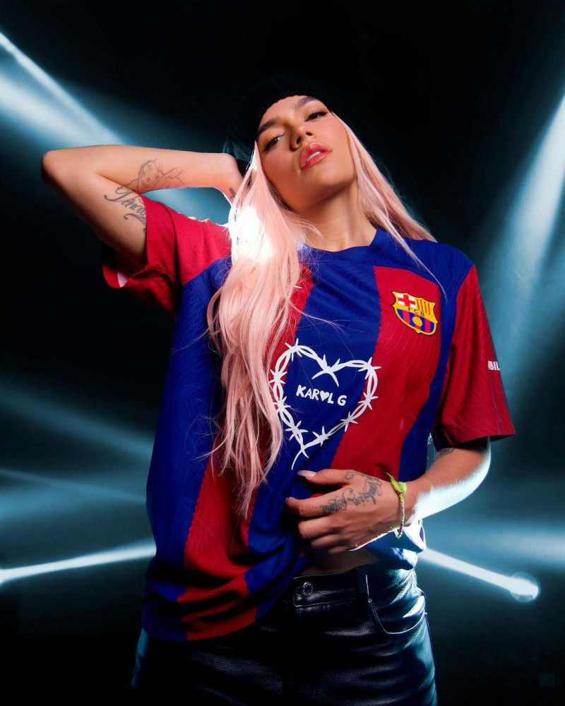 Karol G con la camiseta personalizada del FC Barcelona