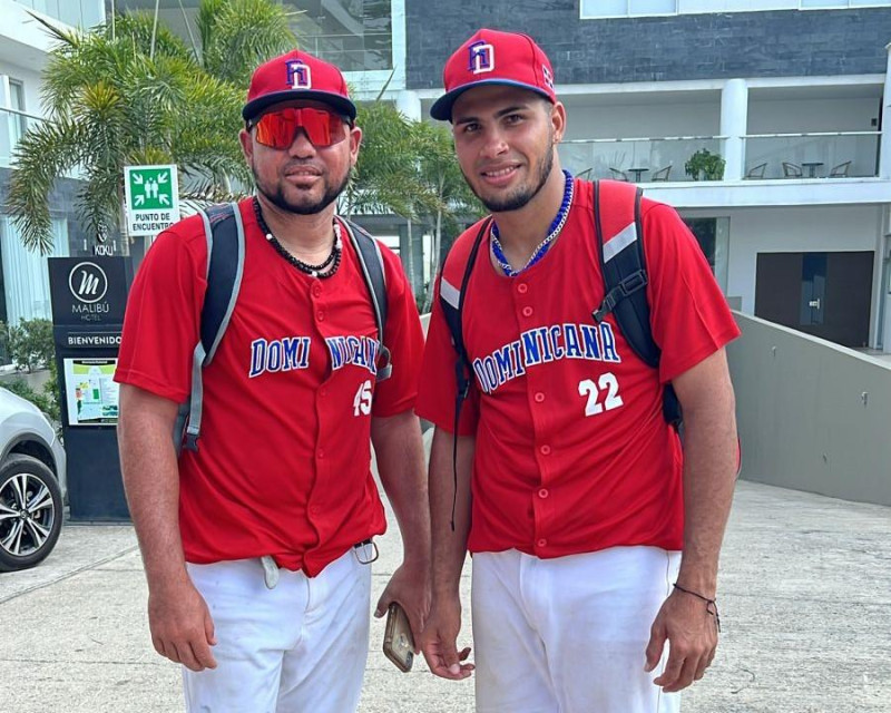 Juan Carlos –El Pinto- González y Jonni Suriel, héroes de la victoria frente a Argentina, que clasificó a la República Dominicana al Mundial de Softbol.