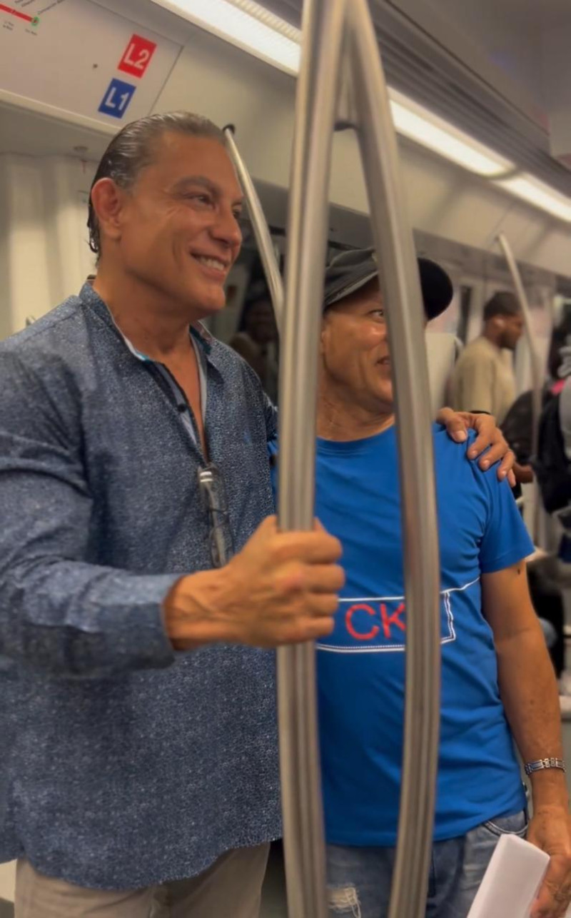 Osvaldo Ríos compartiendo en el Metro de Santo Domingo