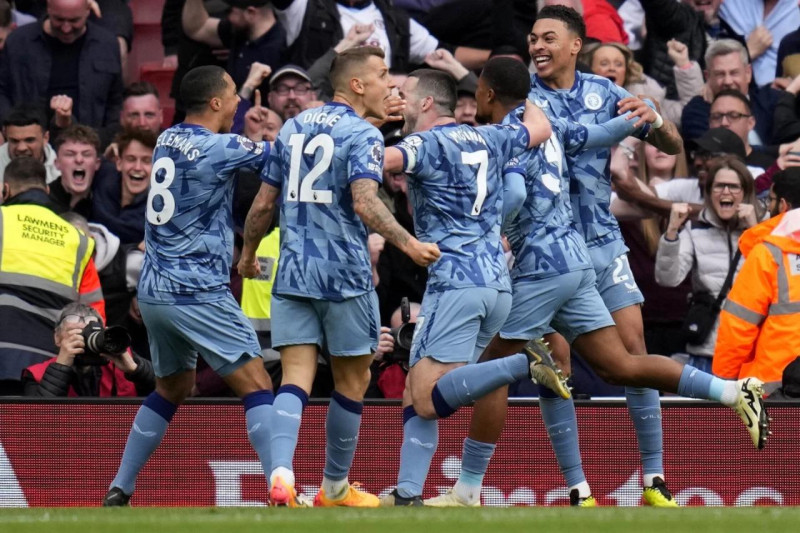 Jugadores del Aston Villa celebran tras tomar la delantera del encuentro contra el Arsenal.