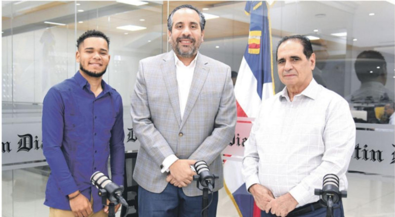 Los periodistas Moisés Mejía y Héctor J. Cruz, editor deportivo del Listín Diario, junto al director del Inefi Alberto Rodríguez.
