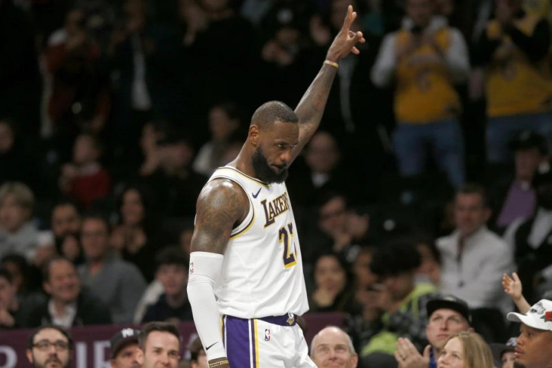 El alero de los Lakers LeBron James recibe el reconocimiento de la fanaticada mientras se dirige al banquillo en los instantes finales del juego ante los Nets.