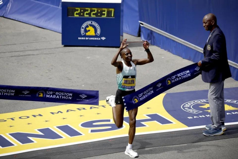 Hellen Obiri cruza la meta para proclamarse campeona de la versión número 128 del Maratón de Boston.