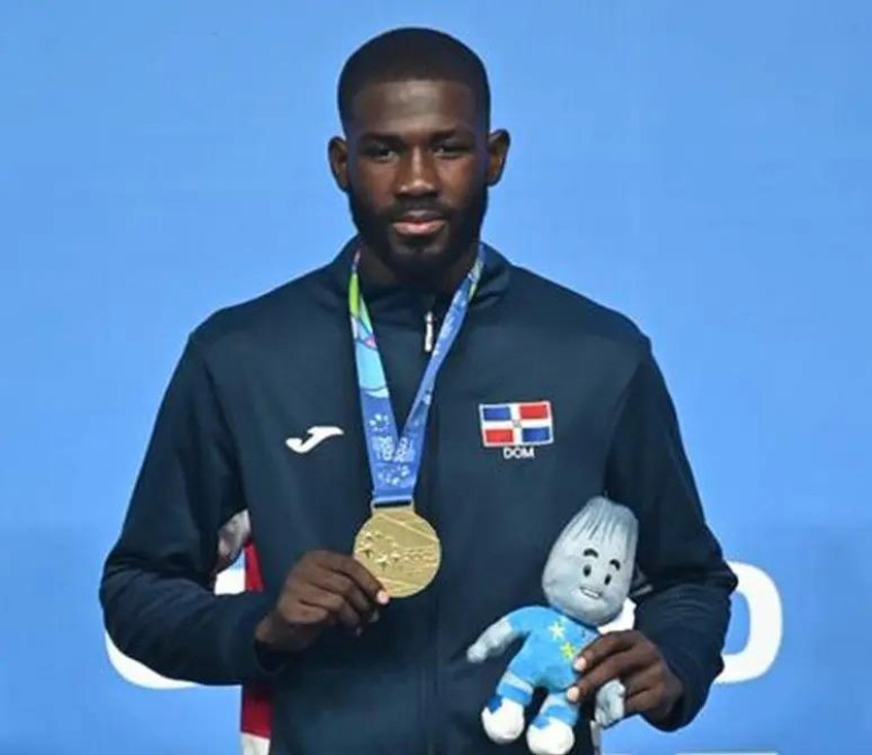 Bernardo Pie muestra la medalla de oro que ganó en los Centroamericanos 2023.