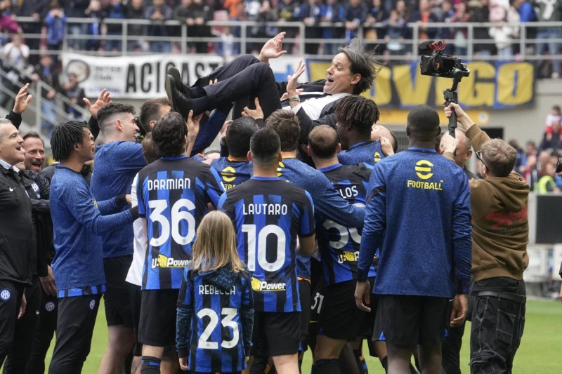 Simoni Izaghi, entrenador del Milán, es cargado por sus jugadores luego de coronarse campeón de la Serie A