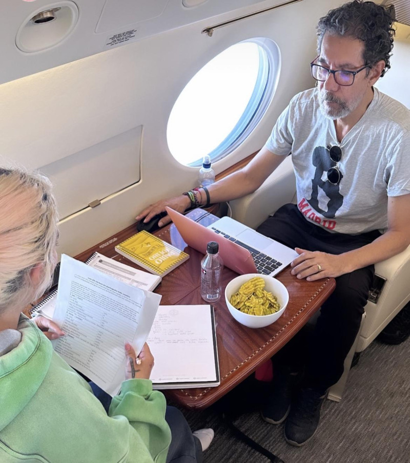 Karol G aprende un nuevo idioma durante sus vuelos privados, antes y después de sus conciertos.