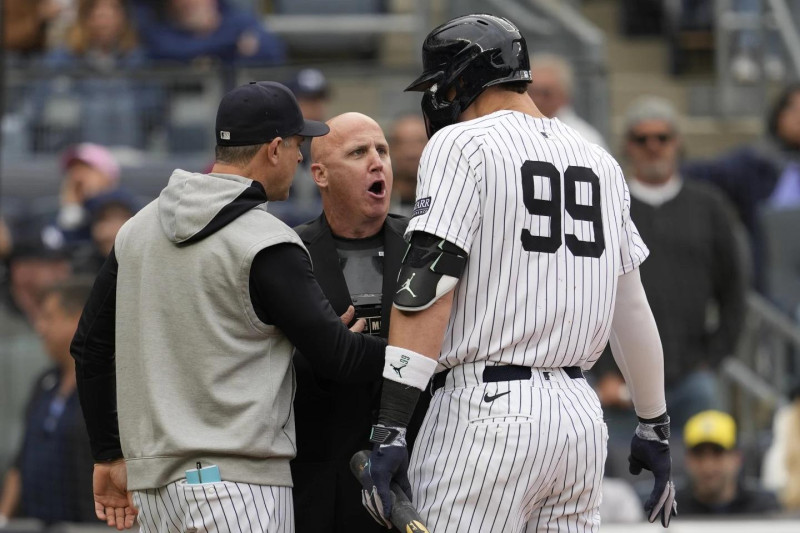 El mánager de los Yankees, Aaron Boone y Aaron Judge discuten con el árbitro del home Ryan Blakney tras la expulsión.