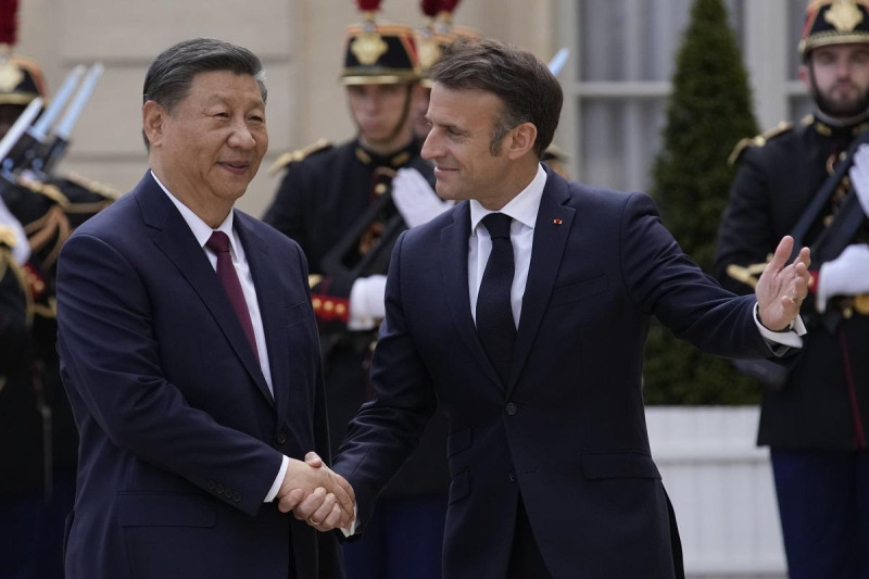 El presidente de Francia, Emmanuel Macron, a la derecha, recibe al presidente de Francia, Xi Jinping, antes de su reunión en el Palacio del Elíseo, el lunes 6 de mayo de 2024 en París.