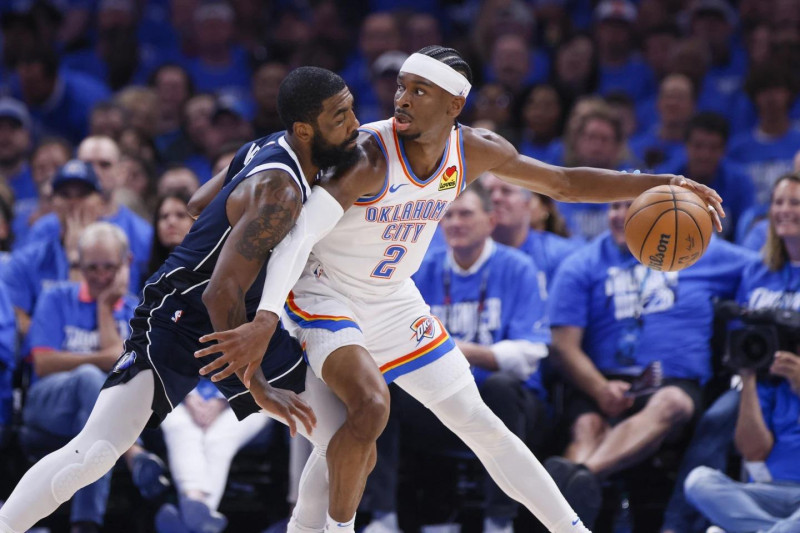 Shai Gilgeous-Alexander trabaja en la cancha contra el guardia de los Dallas Mavericks, Kyrie Irving.