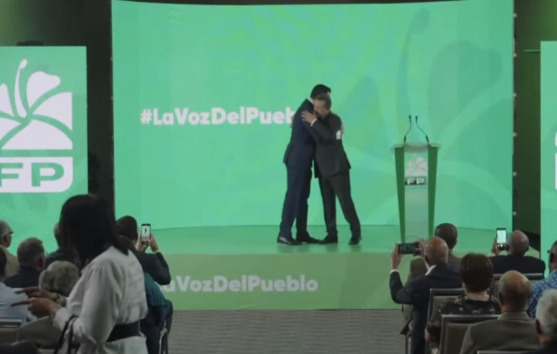 El expresidente Leonel Fernández abraza a Rafael Paz este mediodía, durante la celebración de "La voz del pueblo".