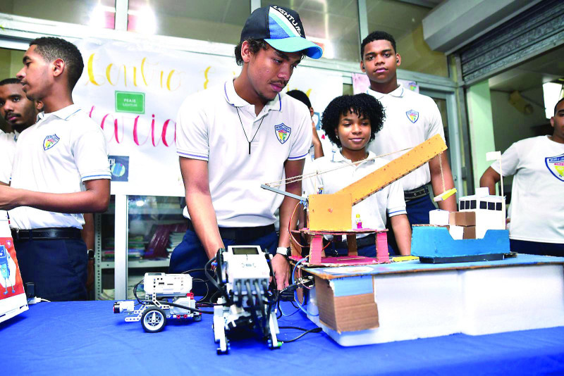 Momento en que estudiantes hacen una demostración  de sus proyectos relacionados con robots en la Feria Robótica Distrital.