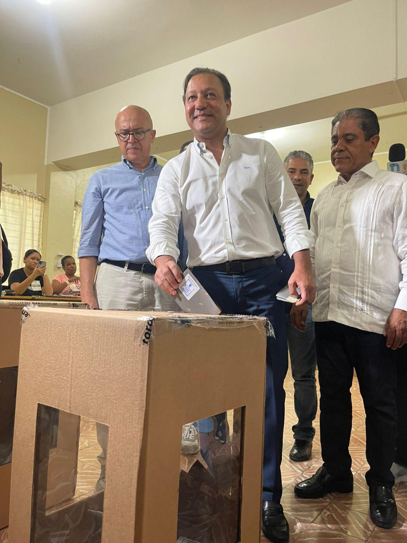 El canidato presidencial del Partido de la Liberación Dominicana (PLD) Abel Martínez, ejercoendo su derecho al voto.