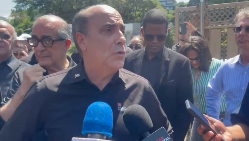 Fotografía muestra a Roque Espaillat "El Cobrador", candidato presidencial del candidato presidencial por el Partido Esperanza Democrática, ejerciendo su derecho al voto.