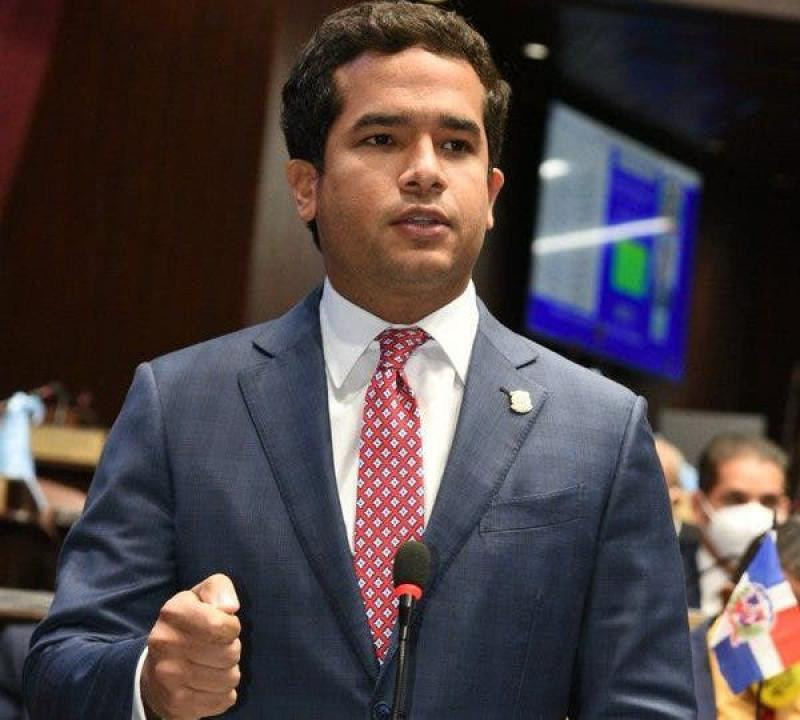 Omar Fernández, senador electo por el Distrito Nacional, es el más joven, con 32 años.
