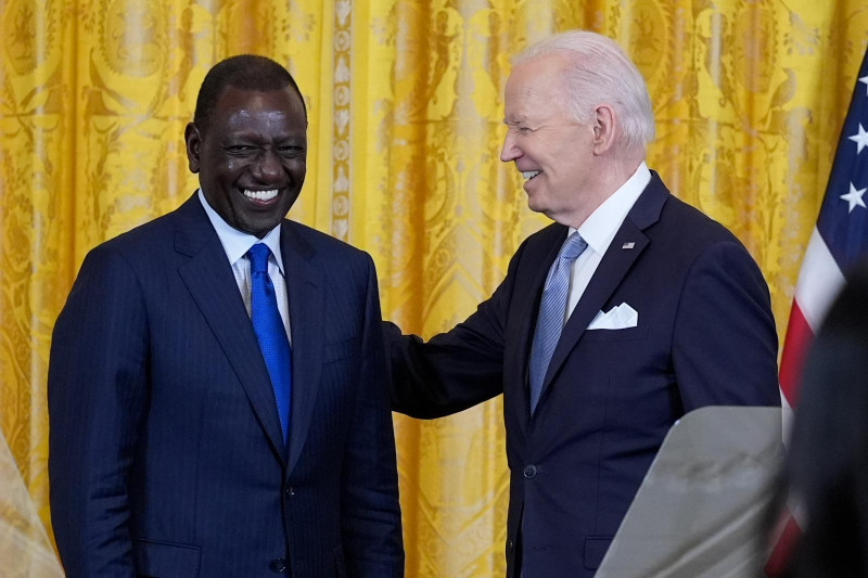 Los presidentes de Kenia, William Ruto, y de Estados Unidos, Joe Biden, sonríen durante la reunión en el salón Oval de la Casa Blanca.