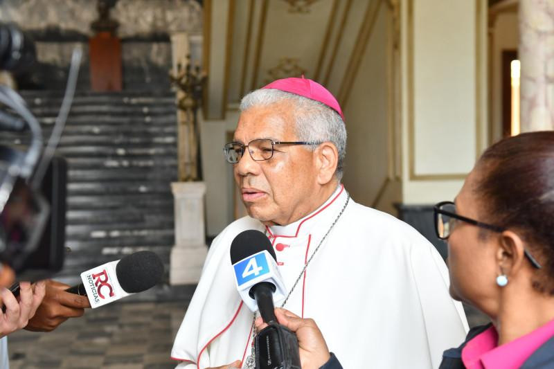 Pasada las 1:00 de la tarde de este jueves, el arzobispo de Santo Domingo, Francisco Ozoria Acosta, concluyó el encuentro que tenía pautado con el presidente Luis Abinader.