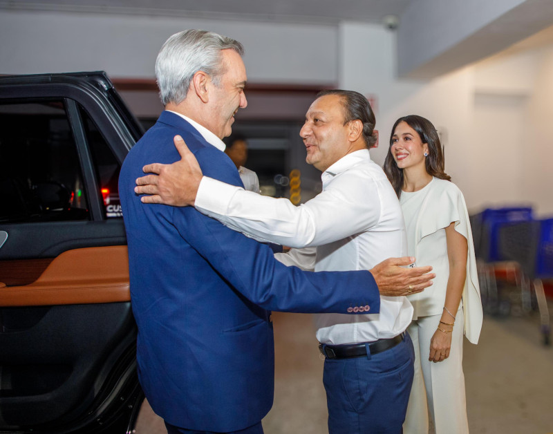 Abel Martínez recibe en su hogar al presidente Abinader