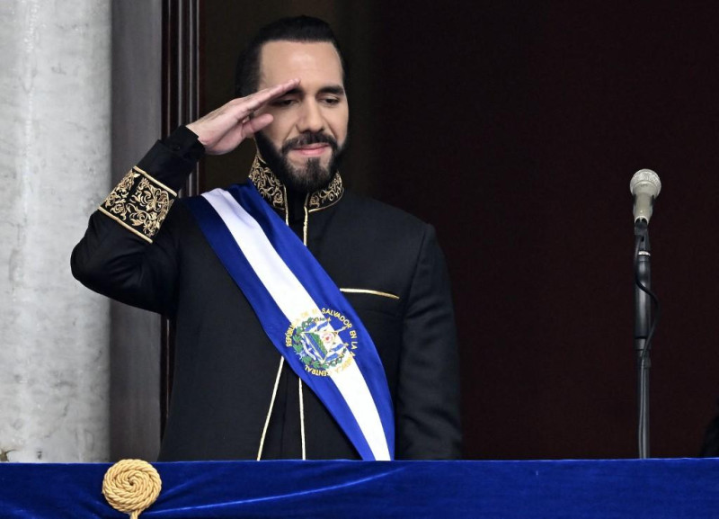 El presidente de El Salvador, Nayib Bukele, saluda durante el desfile militar tras jurar su cargo en el Palacio Nacional, en el centro de San Salvador, el 1 de junio de 2024