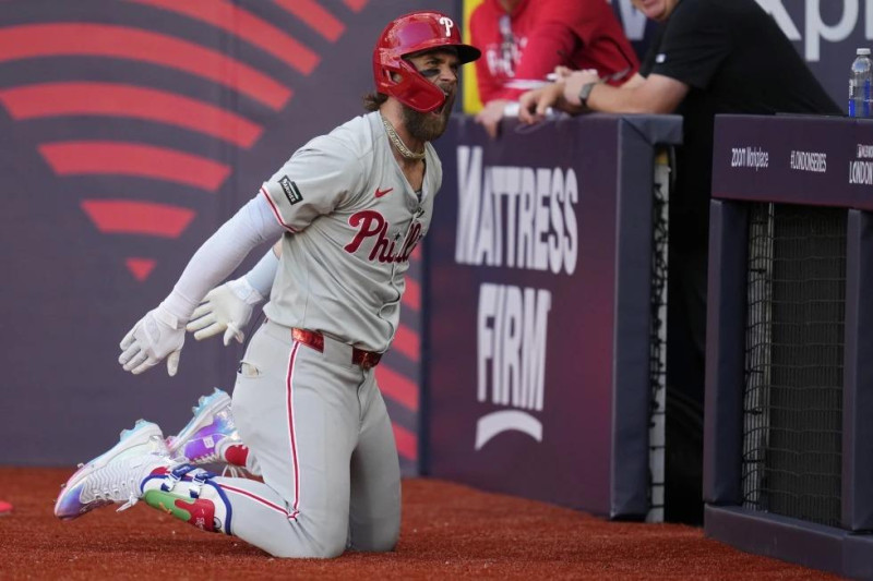 Bryce Harper celebra luego de conectar un jonrón en la Serie de Londres
