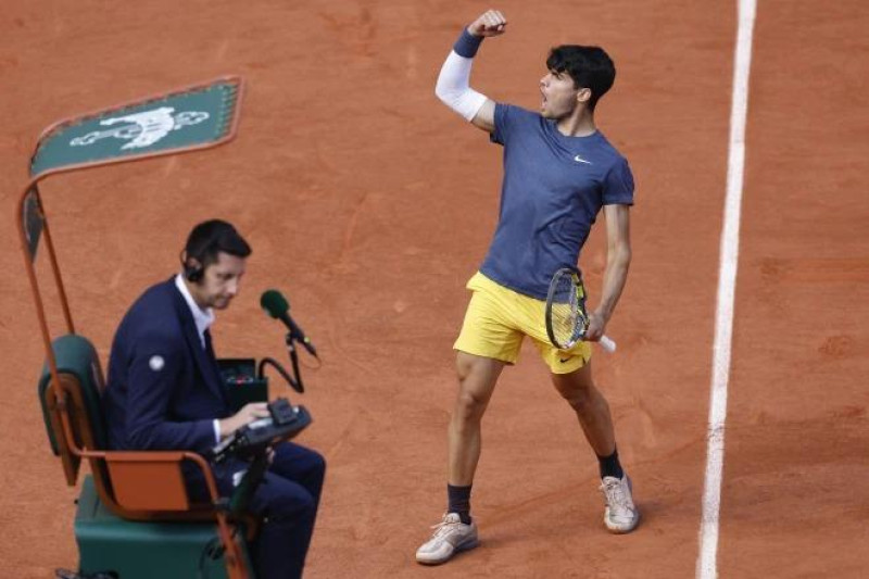 Carlos Alcaraz hace un gesto de emoción tras ganar Roland Garros.