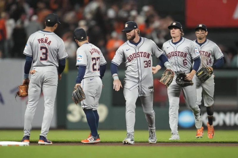 El campocorto de los Astros de Houston, Jeremy Peña, celebra con José Altuve,Trey Cabbage, Jake Meyers y Mauricio Dubón tras la victoria sobre los Gigantes.
