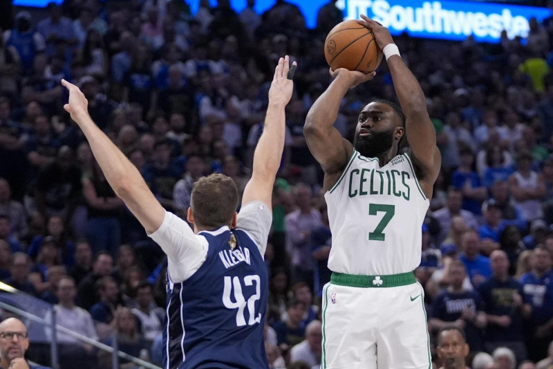 Jaylen Brown, de los Celtics, se eleva en busca de un canasto sobre la defensa de Maxi Kleiber, de Dallas, en acción del tercer partido de la final de la NBA.