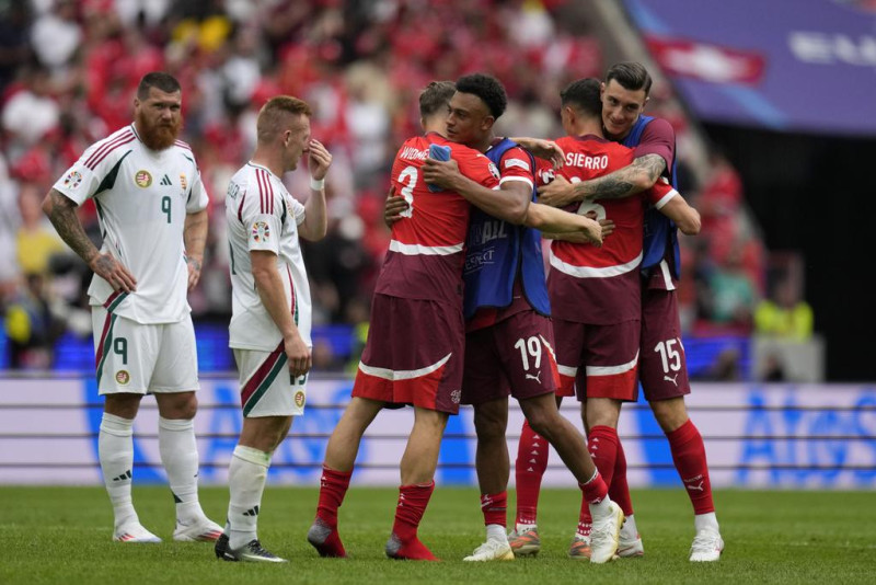 Jugadores de Suiza celebran tras ganar un partido del Grupo A entre Hungría y Suiza en la Eurocopa 2024 en Colonia, Alemania, el sábado 15 de junio de 2024