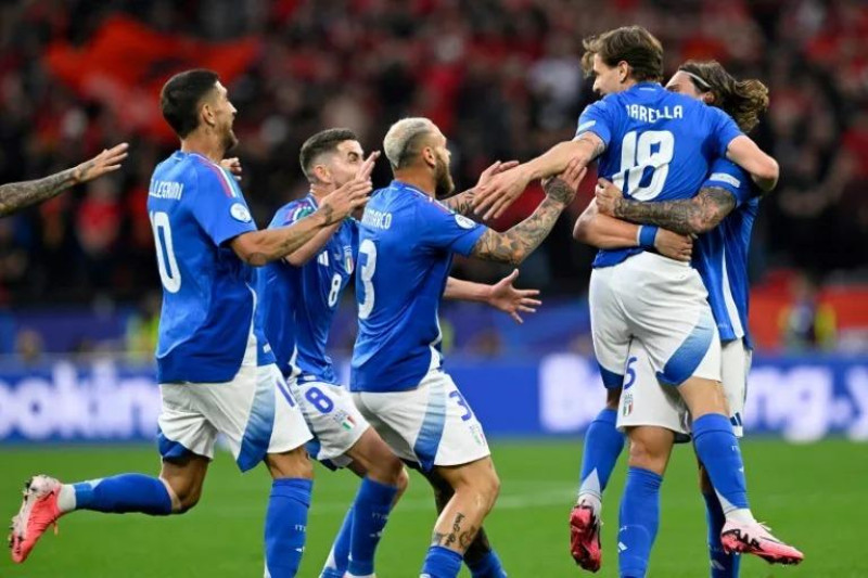 El centrocampista italiano Nicolo Barella celebra con sus compañeros de la selección el gol de la victoria contra Albania.