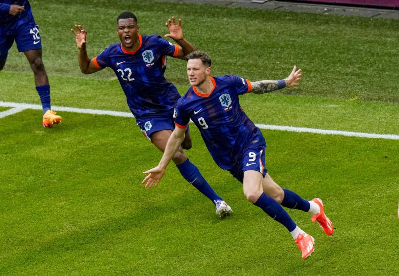 Wout Weghorst (derecha) festeja el gol de Holanda para la victoria 2-1 ante Polonia en el Grupo D de la Eurocopa, el domingo 16 de junio de 2024, en Hamburgo