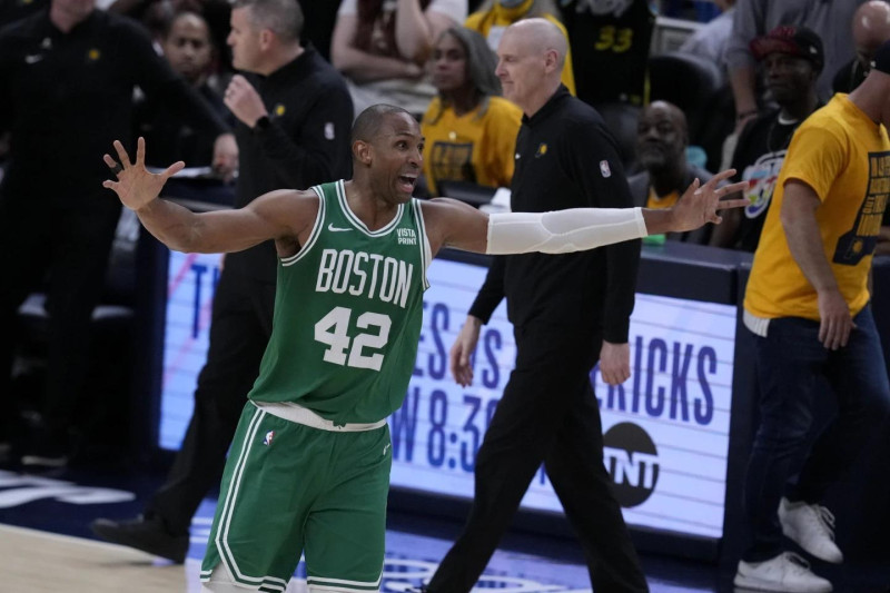 Al Horford, de los Celtics, celebra durante los momentos finales del cuarto partido de la final de la Conferencia del Este en Indiana.
