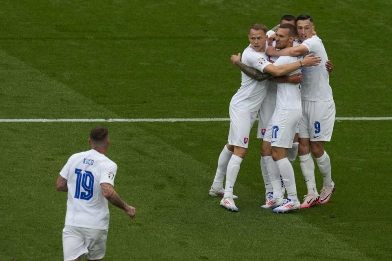 Los jugadores de Eslovaquia celebran el gol de Ivan Schranz en la victoria 1-0 ante Bélgica en la Eurocopa, en Fráncfort.