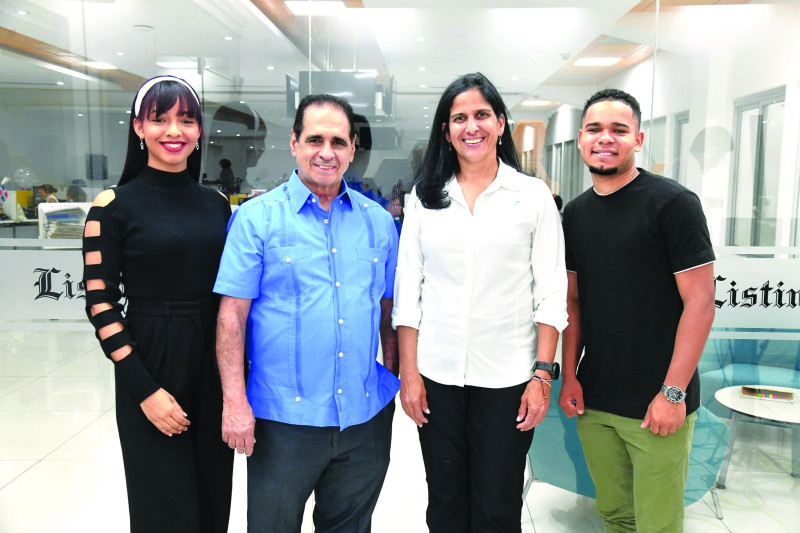 Thais Herrera figura con los periodistas Audry Trinidad, Héctor J. Cruz y Moisés Mejía durante su visita al Café Deportivo de LISTÍN DIARIO.